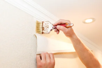 Pose de papier peint à la Couvertoirade — revêtements muraux et toiles de verre
